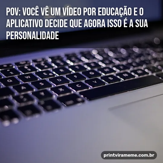 Exemplo do meme “O algoritmo decidiu”